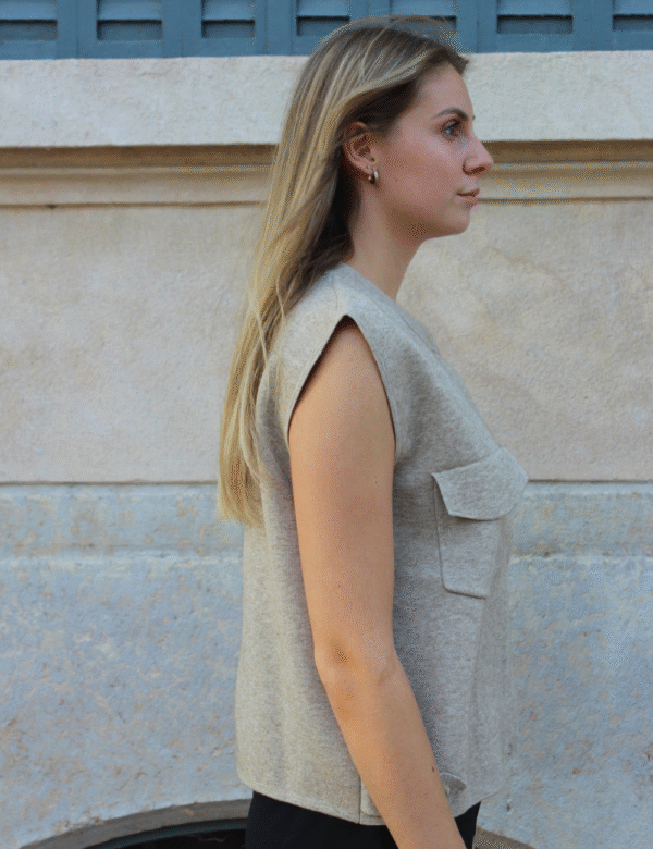 Gilet sans manches beige stylé look minimaliste