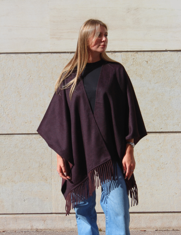 Visuel site - 6 Cape bordeaux portée look automnal sophistiqué