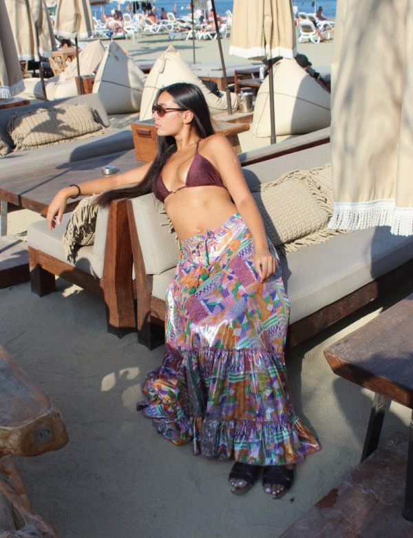 Jupe longue irisée portée look soirée festif spectaculaire