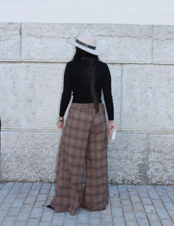 Visuel site - 67 Pantalon palazzo carreaux porté look professionnel