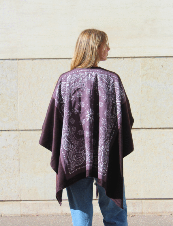 Visuel site - 7 Détail motif bandana sur fond bordeaux profond