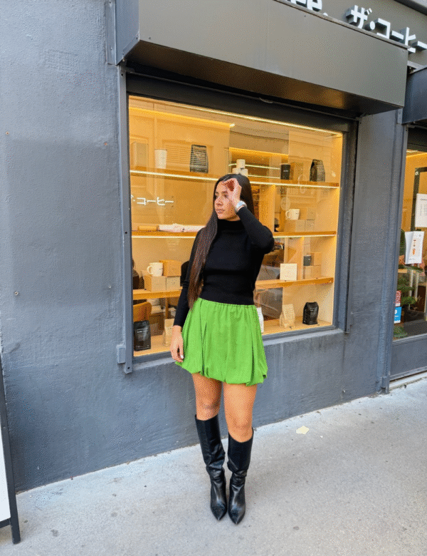 Visuel site - 70 Jupe plissée verte portée avec col roulé noir look bureau moderne