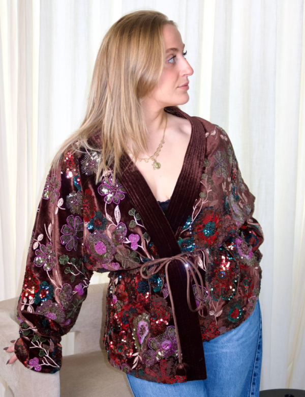 kimono ceinturé marron en velours avec sequins colorés