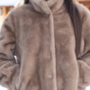 10 détail veste en fourrure camel boutonnée, avec col montant