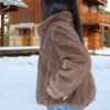 11 2 vue de côté veste en fourrure camel manches longues avec poches