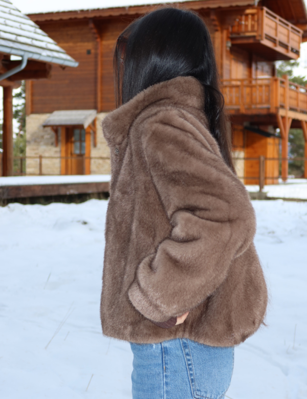 11 2 vue de côté veste en fourrure camel manches longues avec poches