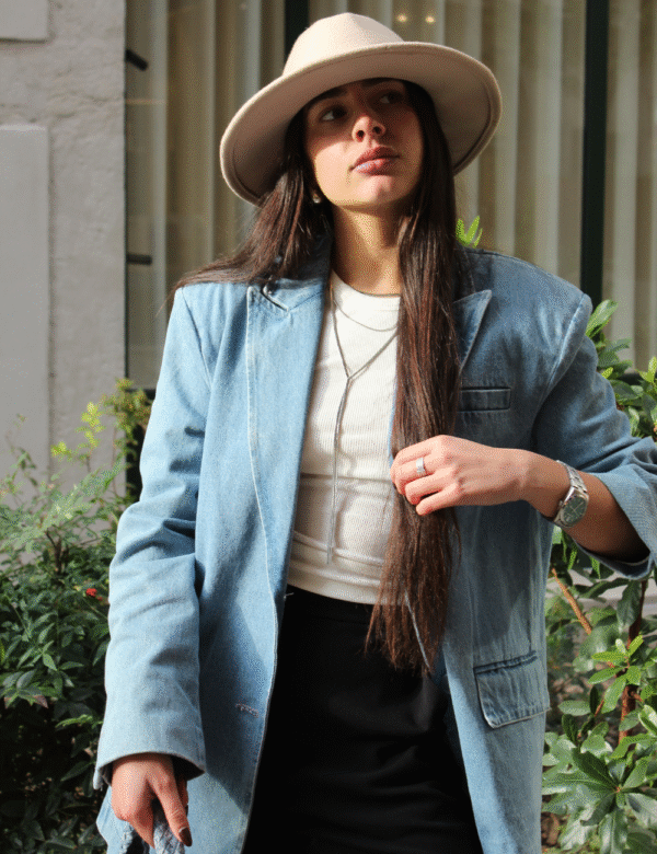 Détail coupe ample et surpiqûres denim oversize