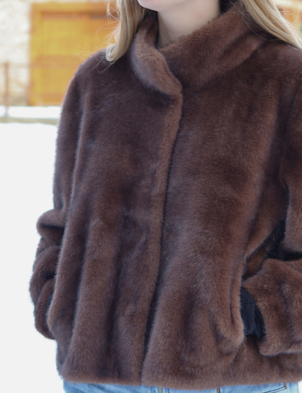 détails fourrure veste en fourrure avec col montant et poches