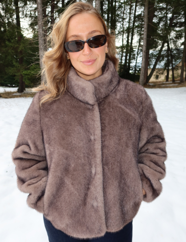 vue de face manteau fausse fourrure taupe