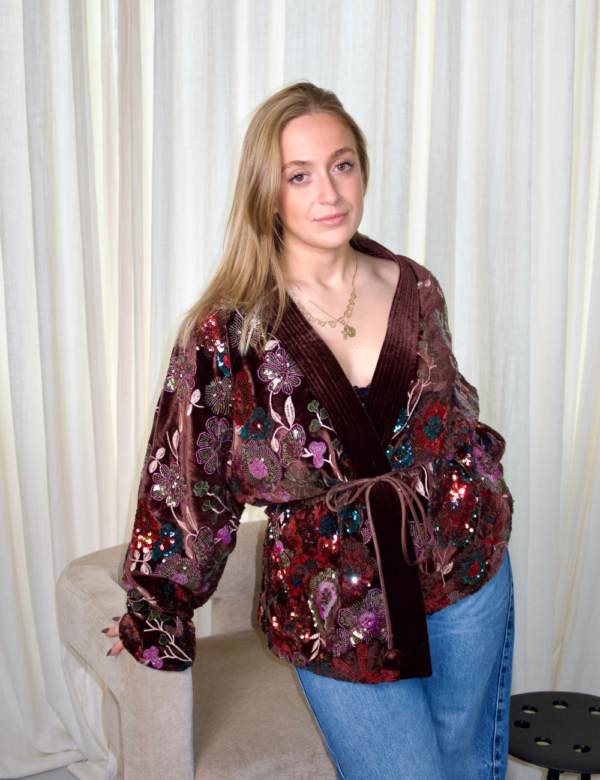 kimono ceinturé en velours marron avec sequins multicolores