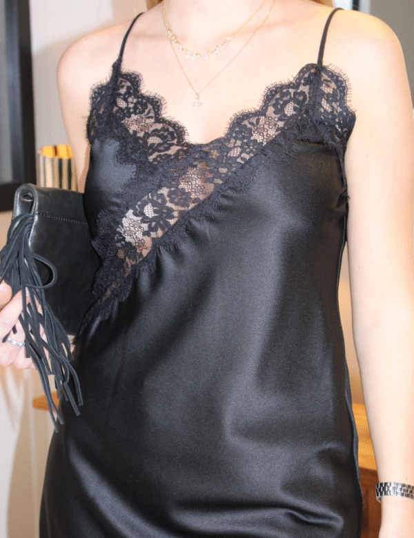 20 Détail dentelle noire sophistiquée robe asymétrique