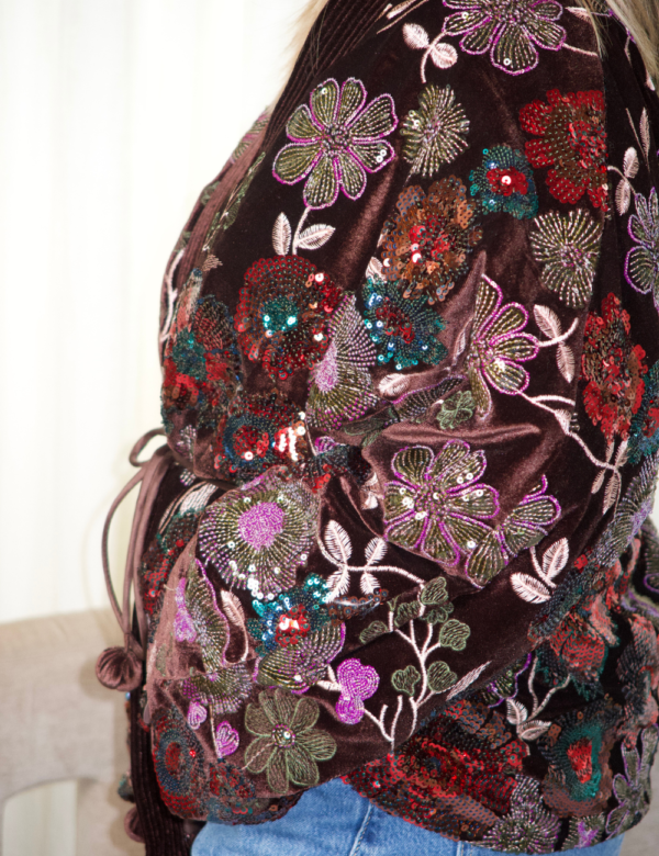 détails sequins colorés sur kimono en velours