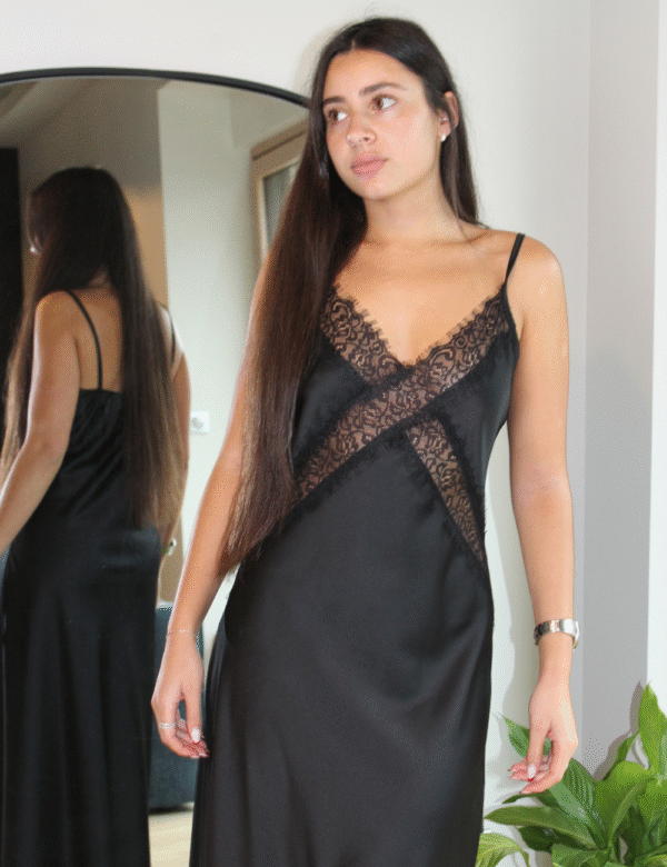 32 Détail dentelle raffinée sur robe longue noire