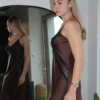 Robe longue marron stylée avec accessoires bohèmes