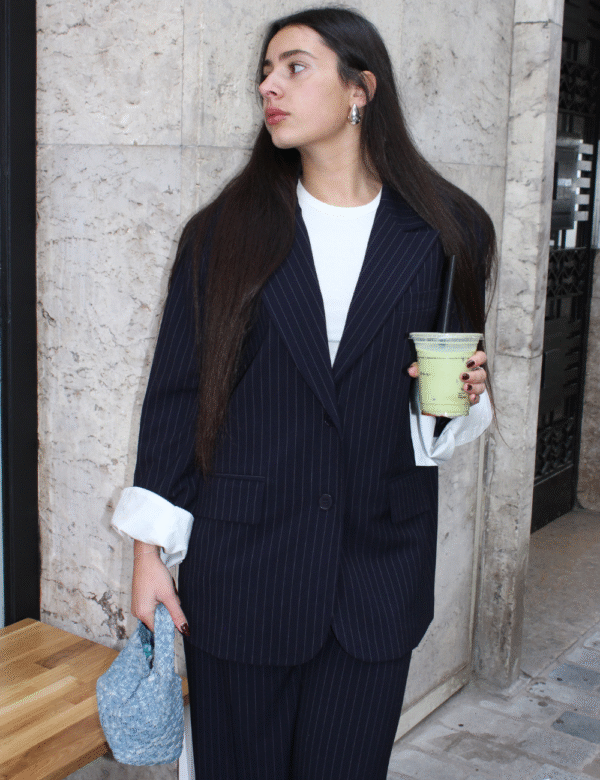 4 blazer bleu marine à rayures porté fermé