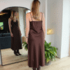 Robe longue marron portée look bohème chic