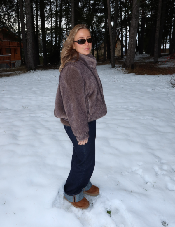 vue de côté manteau en fausse fourrure