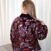vue de dos tenue match kimono en velours marron avec sequins colorés