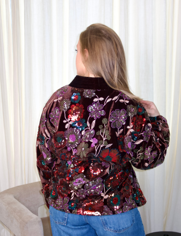 vue de dos tenue match kimono en velours marron avec sequins colorés