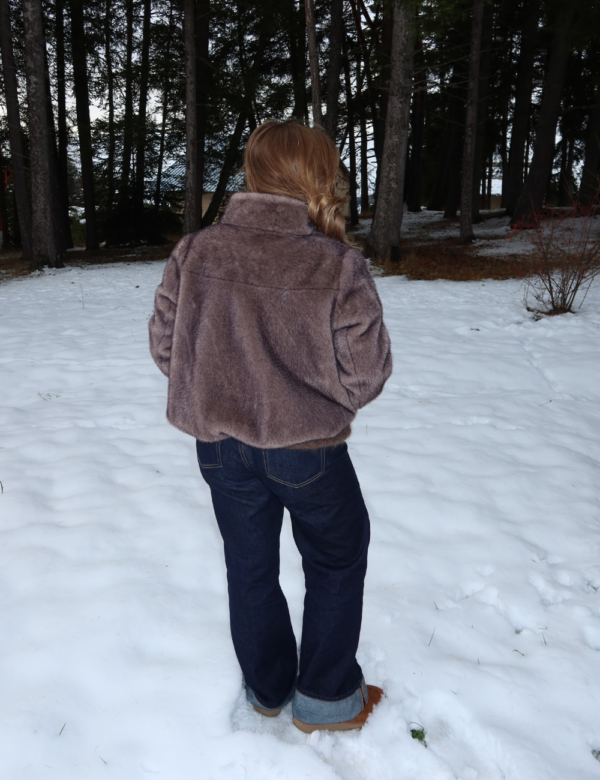 vue de dos veste en fausse fourrure taupe