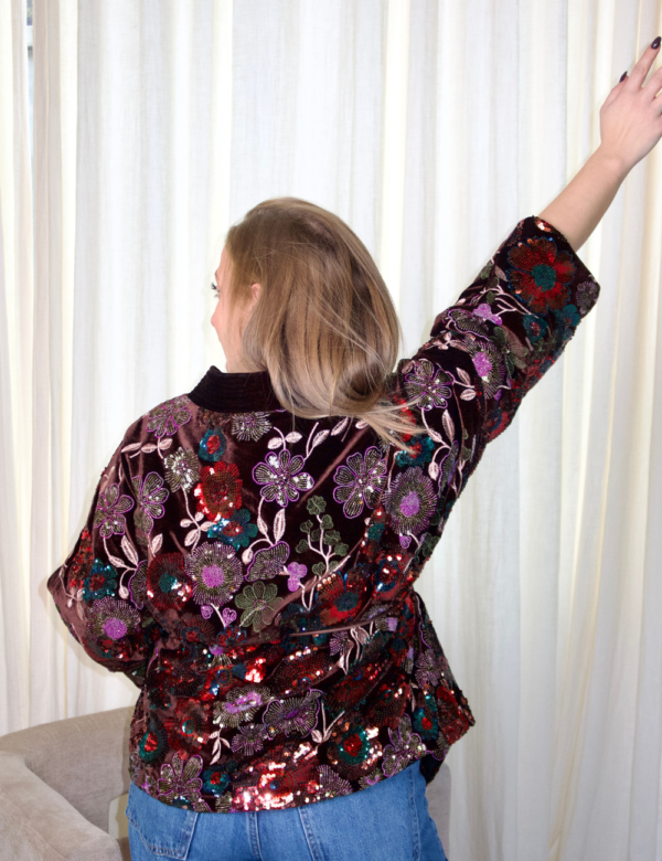 vue de dos tenue match kimono en velours marron avec sequins colorés