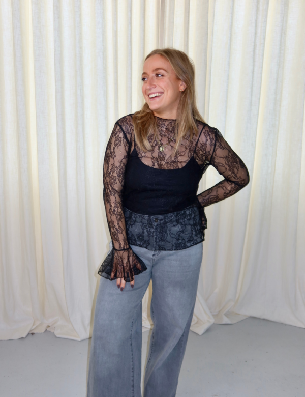 67 haut manches longues tout en dentelle détails poignet