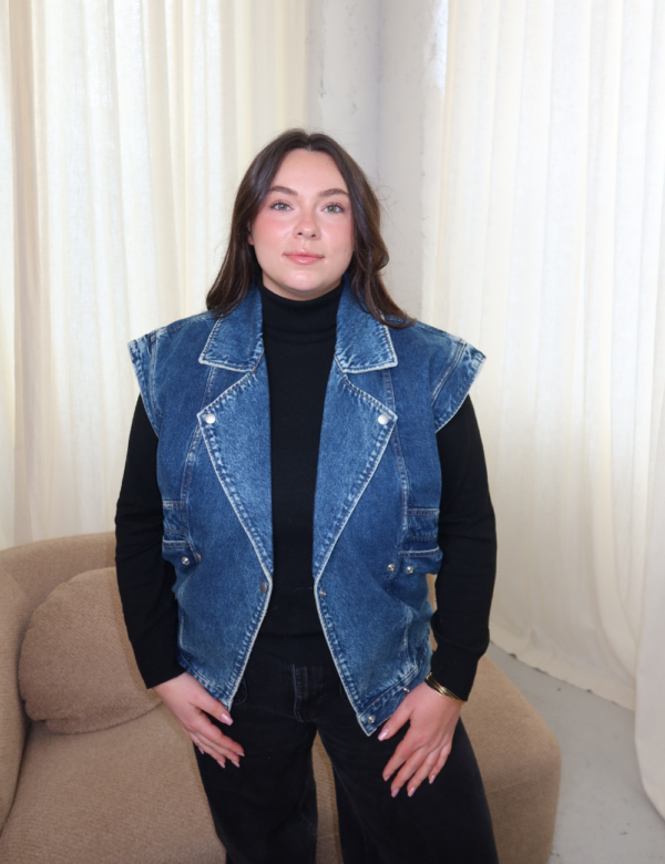 veste en jean bleu sans manches épaules structurées