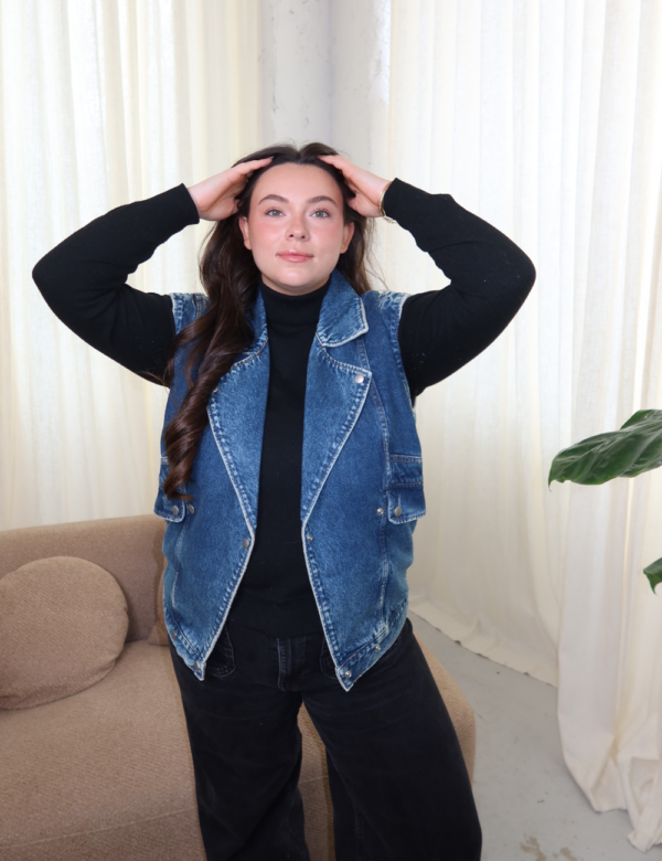 veste en jean bleu sans manches épaules structurées