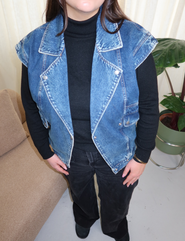 veste en jean bleu sans manches épaules structurées