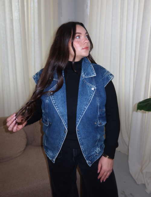 veste en jean bleu sans manches épaules structurées