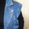 détail col et épaules veste en jean bleu sans manches épaules structurées