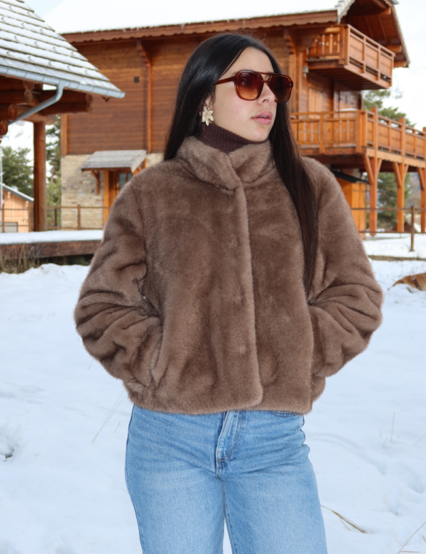 9 veste en fourrure courte camel avec poche et col montant