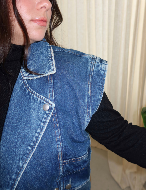 détail col retourné veste en jean bleu sans manches épaules structurées