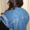 détails dos veste en jean bleu sans manches épaules structurées