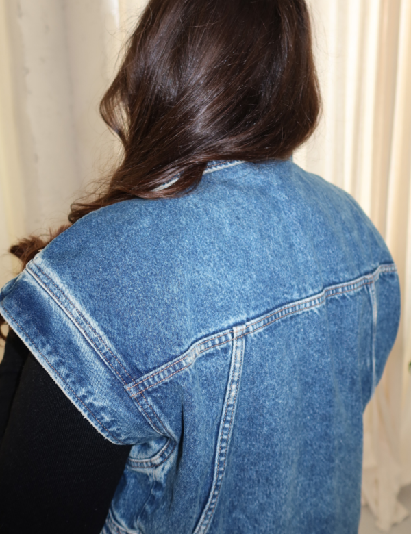 détails dos veste en jean bleu sans manches épaules structurées