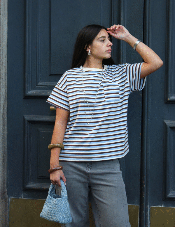 Visuel site - 90 T-shirt multicolore porté look casual coloré