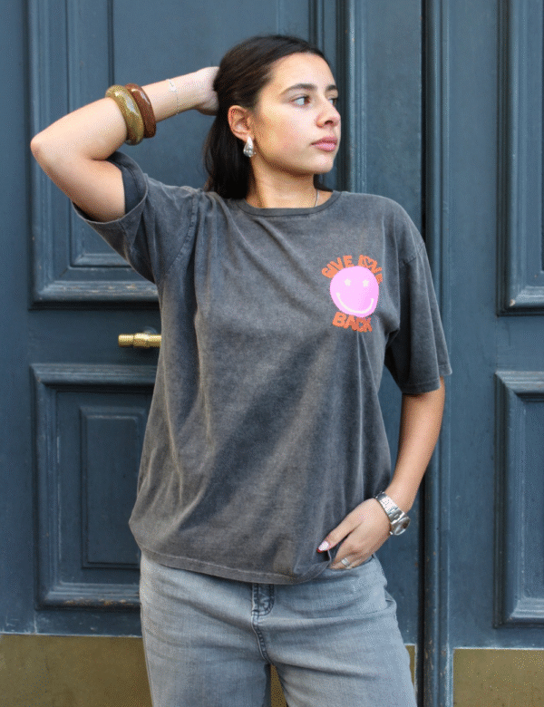 Visuel site - 97 T-shirt gris délavé porté look décontracté