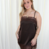 top marron détail dentelle porté en mini robe