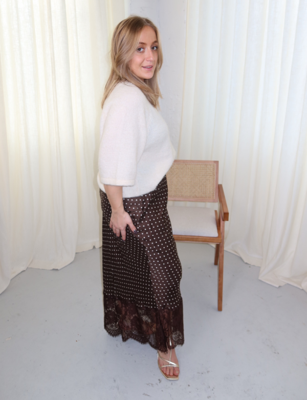 Jupe marron pois dentelle portée look élégant
