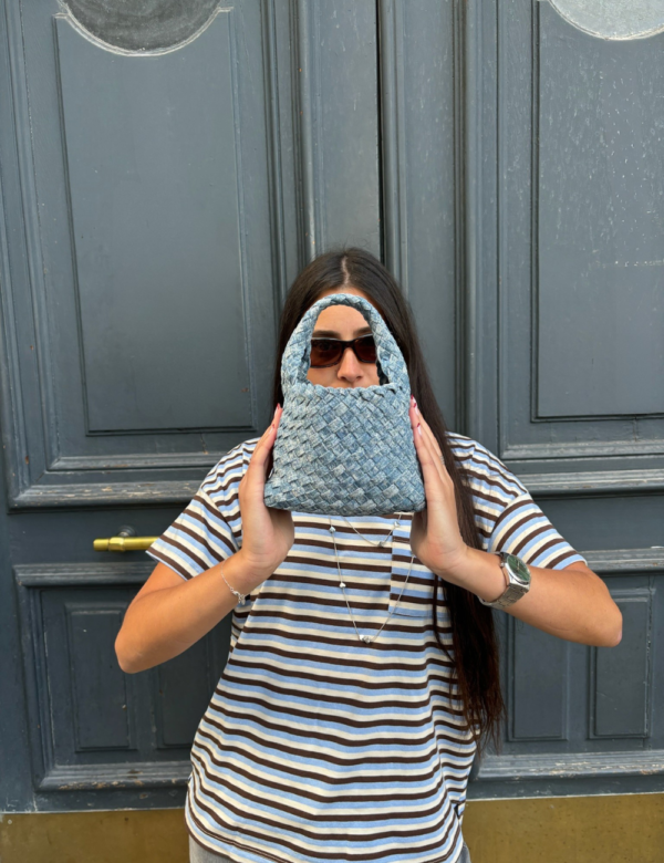 Sac denim tressé porté main look casual