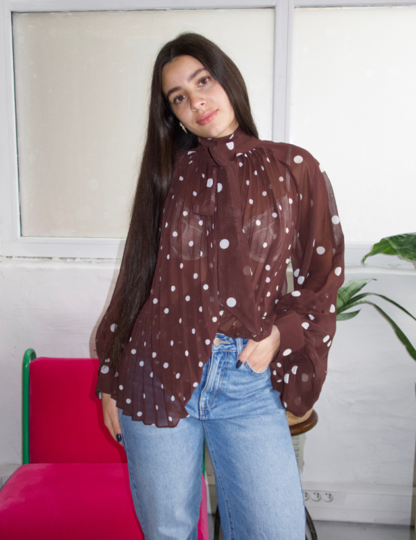 12 Blouse marron pois portée look automne