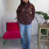 14 Vue coupe fluide blouse à pois marron porté avec jean bleu