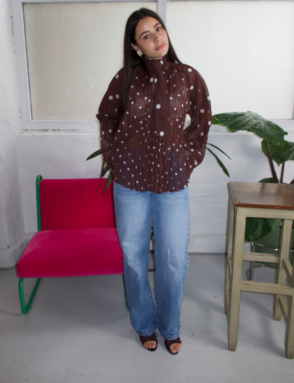 14 Vue coupe fluide blouse à pois marron porté avec jean bleu