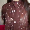 15 Détail motif pois sur fond marron blouse - détail à nouer au cou