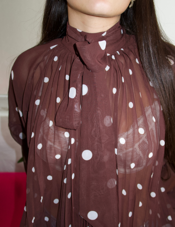 15 Détail motif pois sur fond marron blouse - détail à nouer au cou