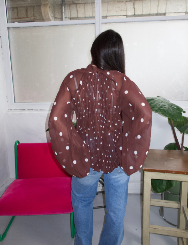 17 blouse marron à pois avec manches large vue dos