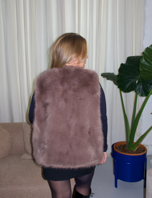 19 Vue dos gilet fourrure taupe