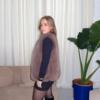 23 vue côté Gilet fourrure taupe porté look cosy