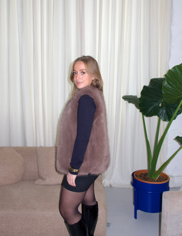 23 vue côté Gilet fourrure taupe porté look cosy