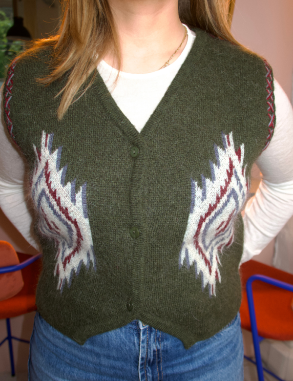 Détail coupe structurée gilet kaki